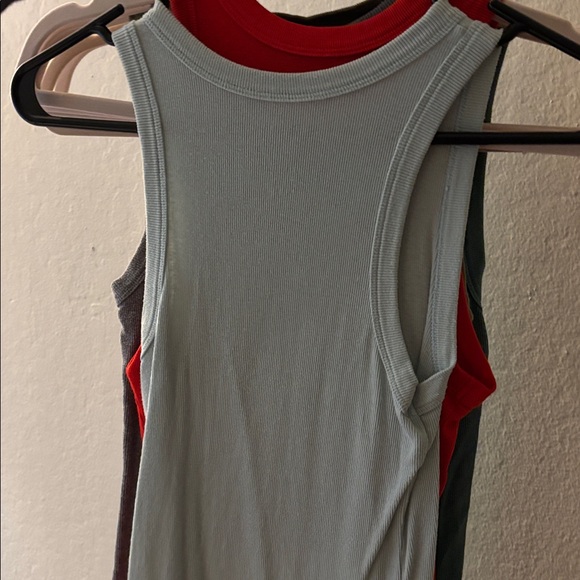 6 Tank Tops - Picture 3 of 4